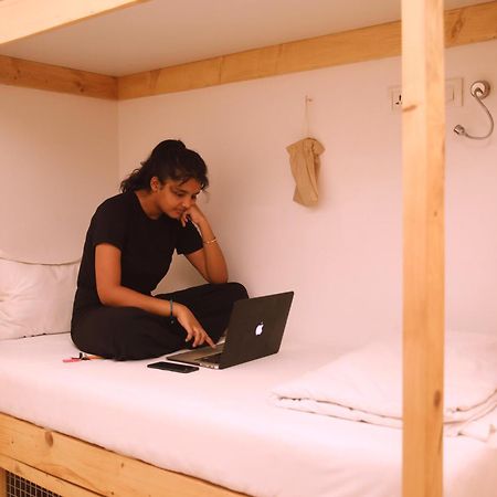 Nap Manor Hostels Мумбаї Екстер'єр фото