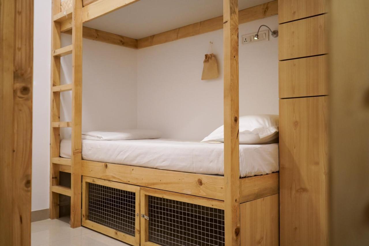Nap Manor Hostels Мумбаї Екстер'єр фото